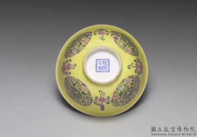 图片[3]-Tea bowl with shou character inside flower brocade on a carved yellow ground in falangcai painted enamels, Qianlong reign (1736-1795), Qing dynasty-China Archive